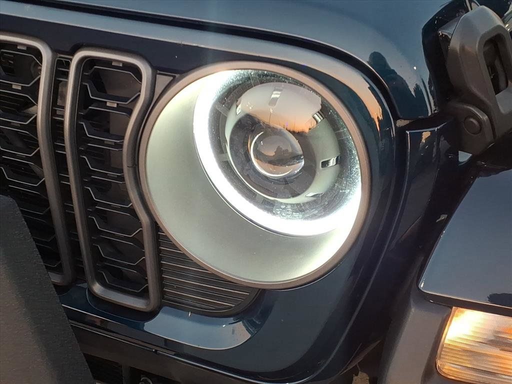 Used 2025 Jeep Gladiator Sport AWD/4WD image 11