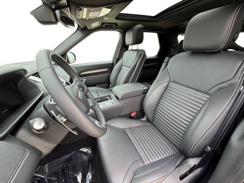 New 2025 Land Rover Discovery Dynamic SE image 11