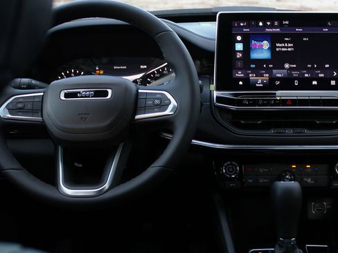 New 2026 Jeep Compass Latitude image 18