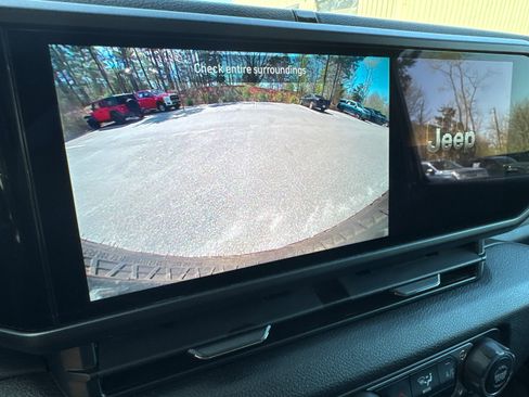 Used 2025 Jeep Wrangler Willys image 27