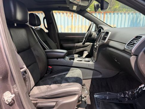 Used 2017 Jeep Grand Cherokee Altitude AWD/4WD image 12