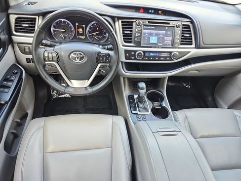 Used 2019 Toyota Highlander XLE AWD/4WD image 17