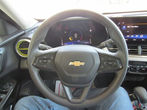 Used 2024 Chevrolet Trax LT FWD image 19