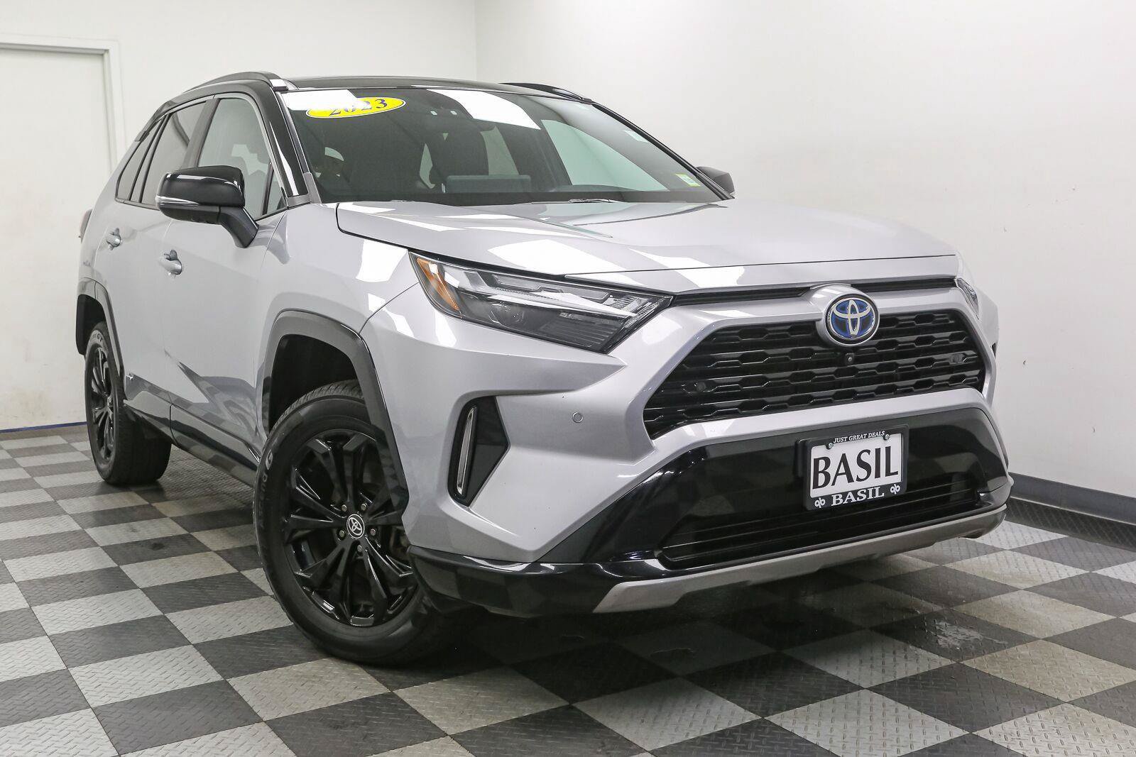 Used 2023 Toyota RAV4 XSE AWD/4WD image 2