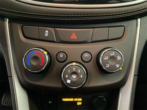 Used 2022 Chevrolet Trax LT w/ LT Convenience Package image 40