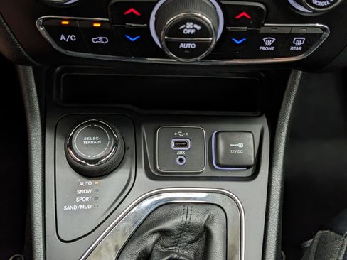 Used 2022 Jeep Cherokee Limited image 10