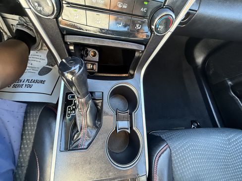 Used 2015 Toyota Camry SE FWD image 19