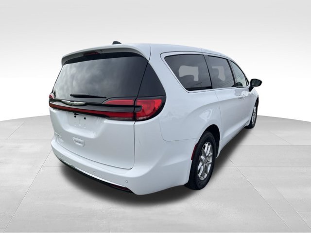 Used 2026 Chrysler Pacifica Select FWD image 2