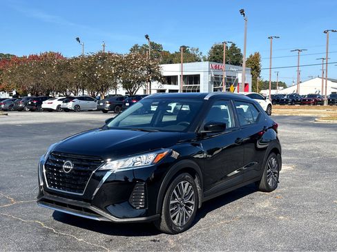 Used 2023 Nissan Kicks SV image 3