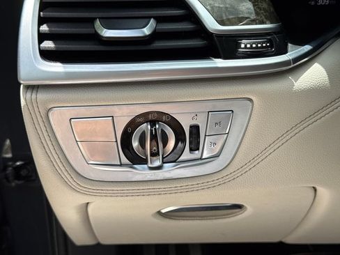 Used 2022 BMW 740i w/ M Sport Package RWD image 15