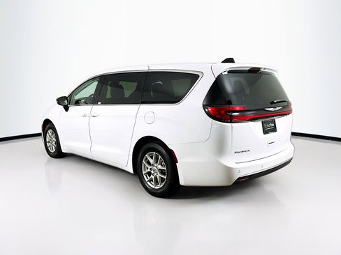 Used 2024 Chrysler Pacifica Touring-L FWD image 5