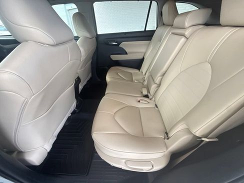 Used 2023 Toyota Highlander XLE FWD image 41