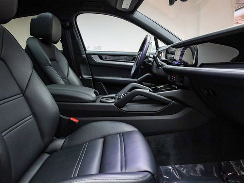 Certified 2025 Porsche Cayenne Coupe image 20