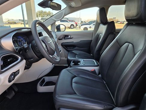 Used 2024 Chrysler Pacifica Touring-L image 9