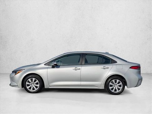 Used 2022 Toyota Corolla LE image 9