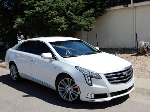 Used 2019 Cadillac XTS Luxury image 3