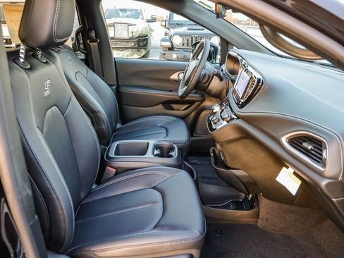 New 2026 Chrysler Pacifica Select w/ S Appearance Package image 17