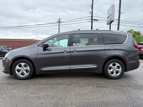 Used 2017 Chrysler Pacifica Touring-L Plus FWD image 3