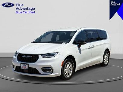 Used 2025 Chrysler Pacifica Select