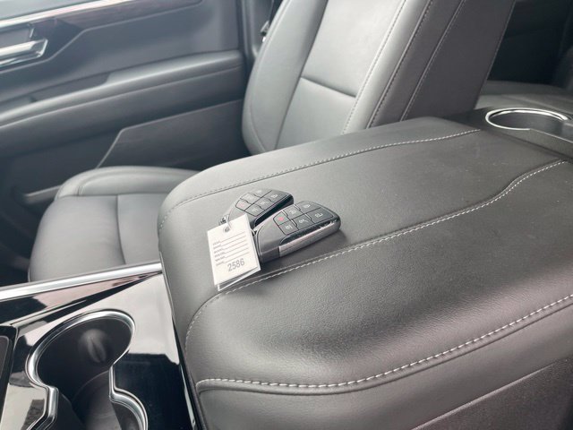 Used 2025 Chevrolet Suburban LT w/ Comfort Package AWD/4WD image 19