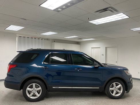 Used 2017 Ford Explorer XLT w/ Equipment Group 202A image 4