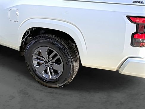 Used 2025 Nissan Frontier SV image 9