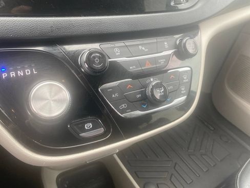 Used 2019 Chrysler Pacifica Touring-L FWD image 10