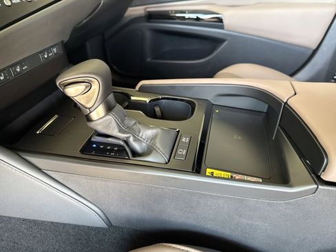 Certified 2025 Lexus ES 300h w/ Premium Package image 19