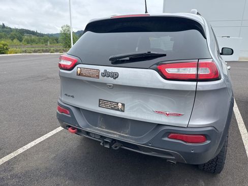 Used 2016 Jeep Cherokee Trailhawk w/ Comfort/Convenience Group AWD/4WD image 4