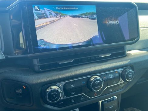 Used 2024 Jeep Gladiator Sport AWD/4WD image 18