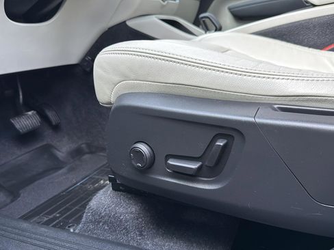 Used 2022 Volvo XC40 T5 Momentum w/ Premium Package image 11