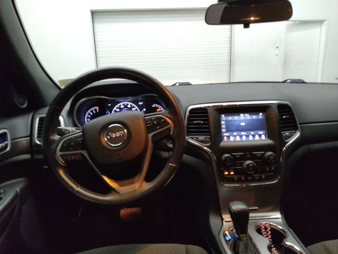 Used 2018 Jeep Grand Cherokee Laredo AWD/4WD image 22