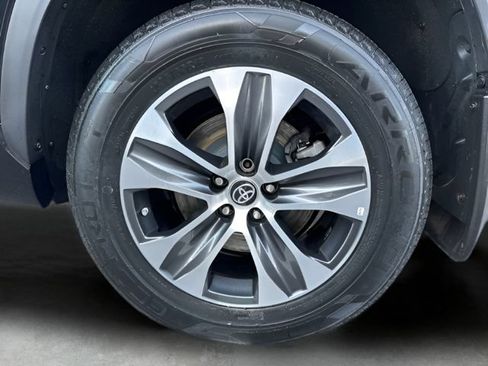 Used 2023 Toyota Highlander XLE AWD/4WD image 44