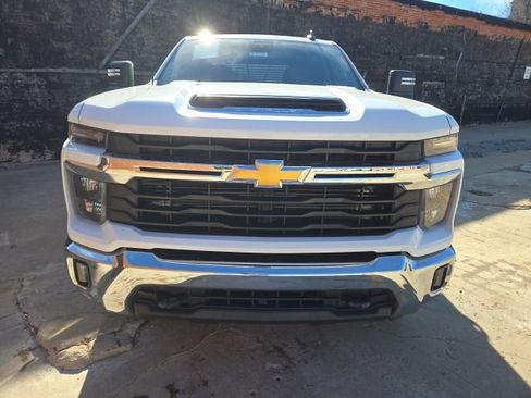 Used 2024 Chevrolet Silverado 2500 LT w/ Convenience Package image 2