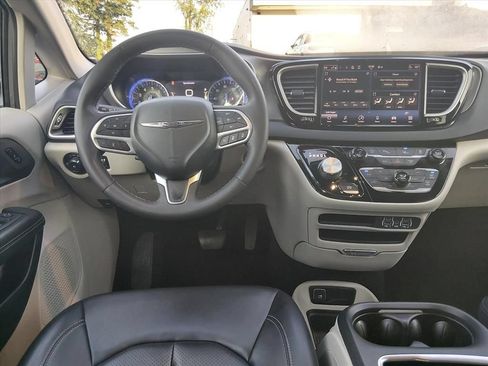 Used 2023 Chrysler Pacifica Touring-L FWD image 11