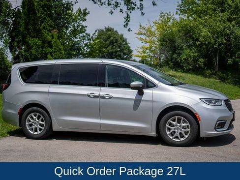 Used 2023 Chrysler Pacifica Touring-L FWD image 4
