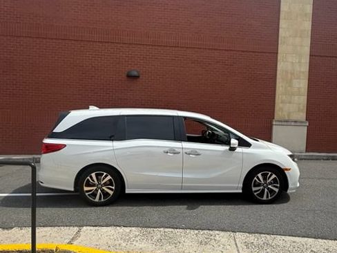 Used 2023 Honda Odyssey Touring image 2