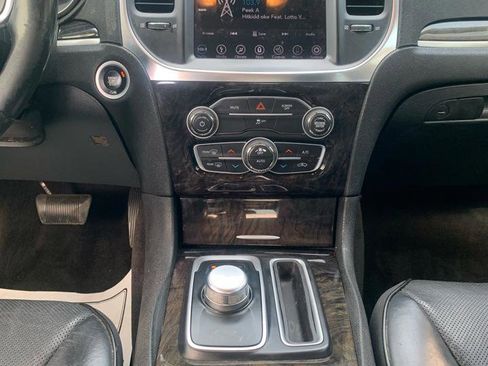 Used 2018 Chrysler 300 Limited RWD image 11