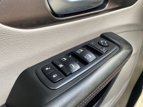 Used 2019 Chrysler Pacifica Touring-L FWD image 23