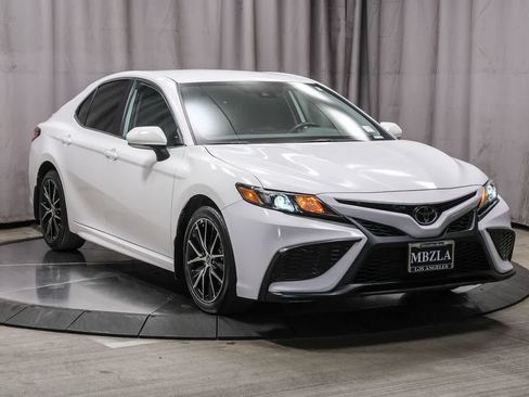 Used 2023 Toyota Camry SE FWD image 5