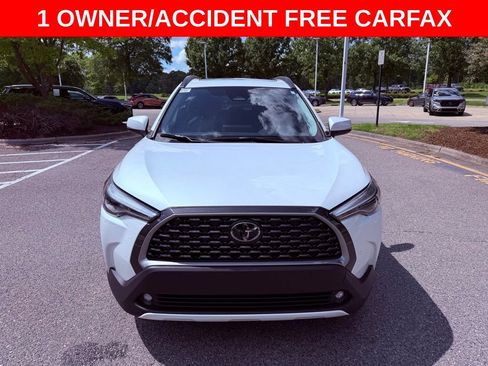 Used 2023 Toyota Corolla Cross XLE w/ Convenience Package FWD image 2