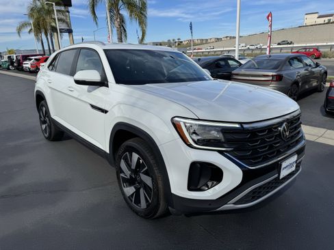 Used 2024 Volkswagen Atlas Cross Sport SE image 2