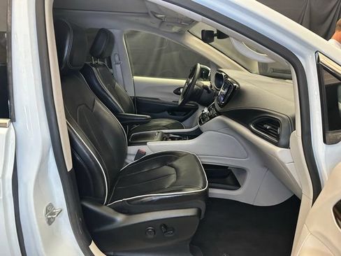 Used 2023 Chrysler Pacifica Limited FWD image 15