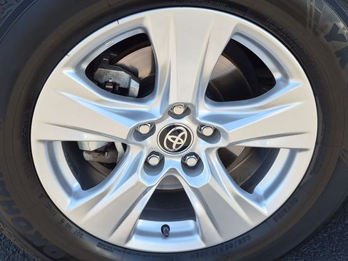 Used 2020 Toyota RAV4 XLE w/ XLE Grade Weather Package AWD/4WD image 13