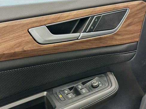 Used 2025 Volkswagen Atlas SE image 15