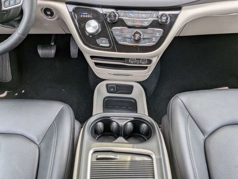 Used 2024 Chrysler Pacifica Touring-L FWD image 21