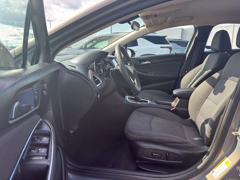 Certified 2018 Chevrolet Cruze LT w/ Convenience Package FWD image 11