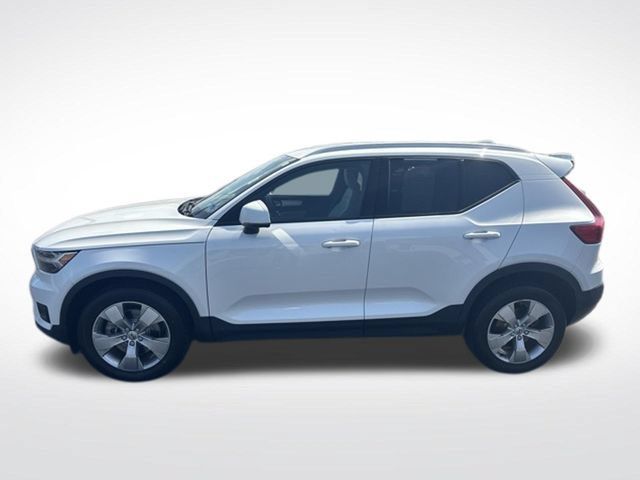 Used 2022 Volvo XC40 T4 Momentum FWD image 2