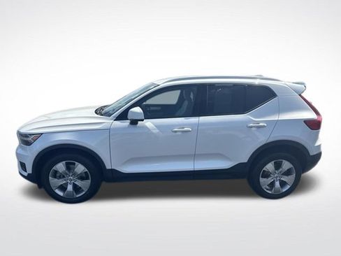 Used 2022 Volvo XC40 T4 Momentum FWD image 2