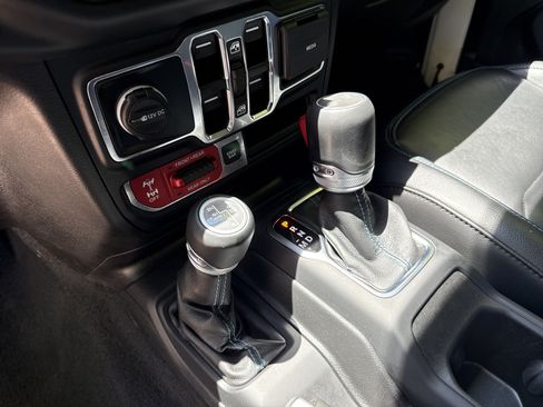 Used 2022 Jeep Wrangler Unlimited Rubicon 4xe w/ Cold Weather Group AWD/4WD image 32